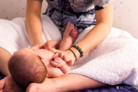 Shantala acalma e fortalece vínculo entre pais e bebê