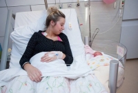 Maternidade na Holanda tem berço acoplado à cama da mãe