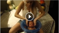 Banho em balde acalma o bebê